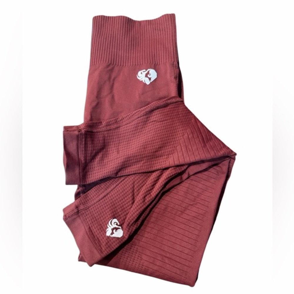 Women’s Best Seamless Ribbed Leggings in Maroon. Size Small. Gently Used